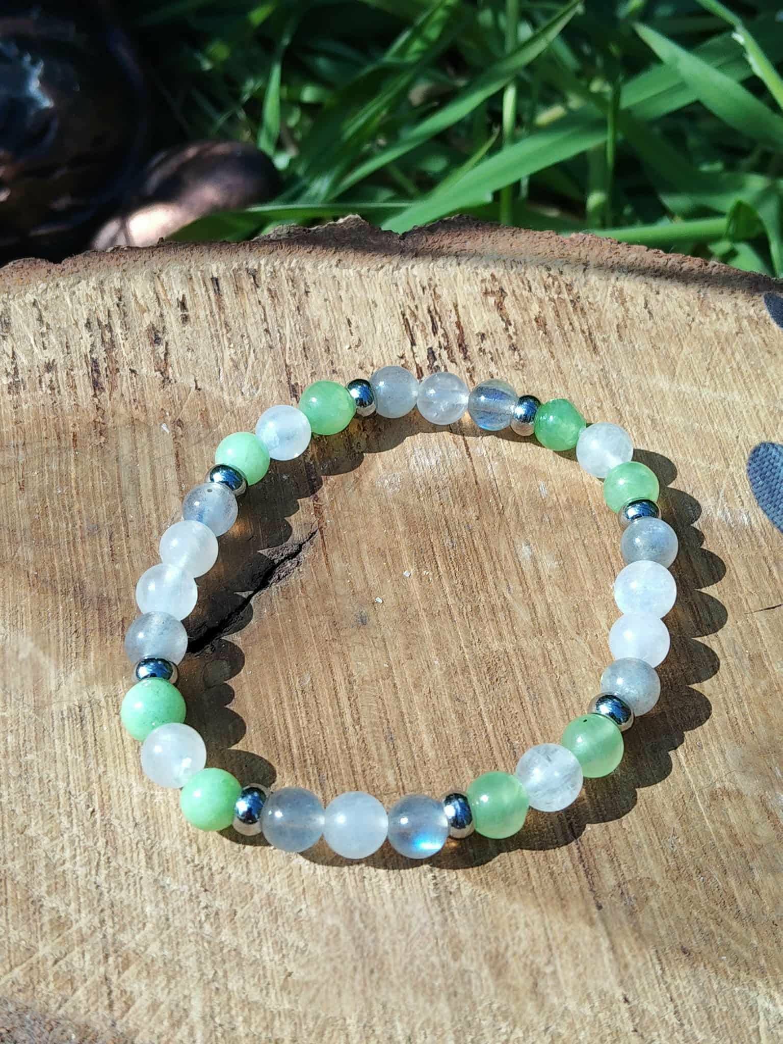 Bracelet endométriose création Magic Gaïa sur rondin de bois avec feuillage vert, jade vert, péristérite et labradorite pour apaisement, soutien féminin et équilibre émotionnel