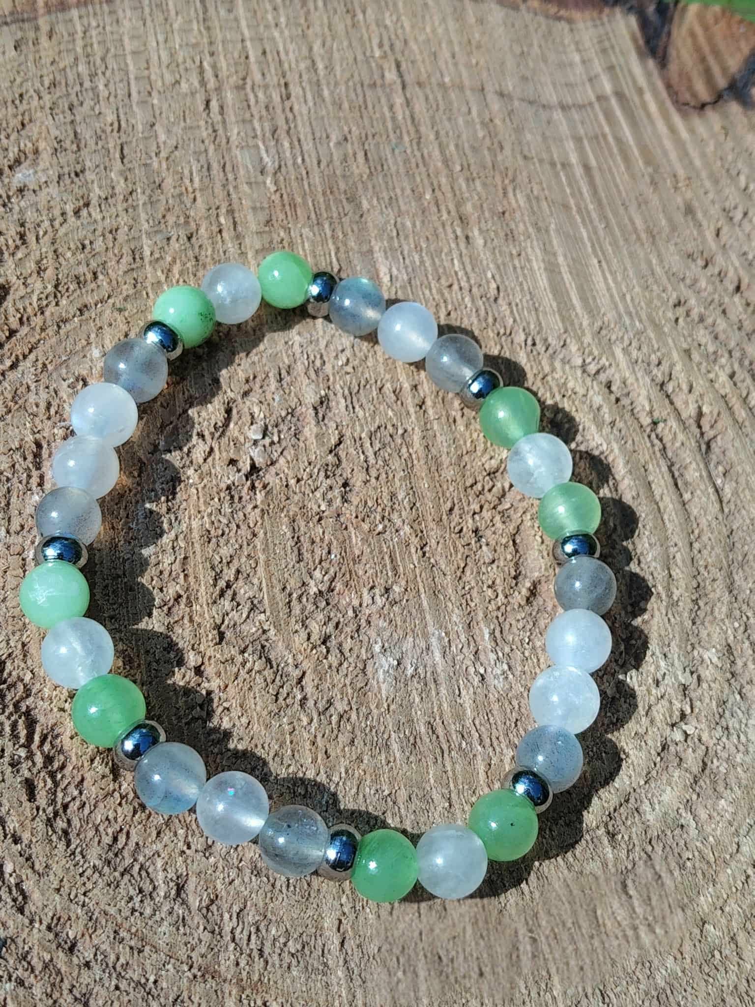 Bracelet endométriose en jade vert, péristérite et labradorite sur rondin de bois, perles vert d’eau et bleutées pour douceur du cœur, réassurance et stabilité intérieure