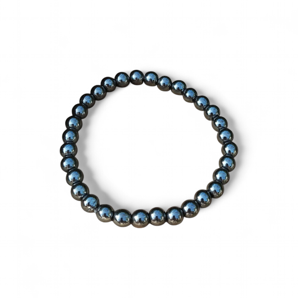 Bracelet hématite 6 mm sur fond blanc, perles rondes gris métallisé aux reflets acier pour concentration posée, structure intérieure et lucidité