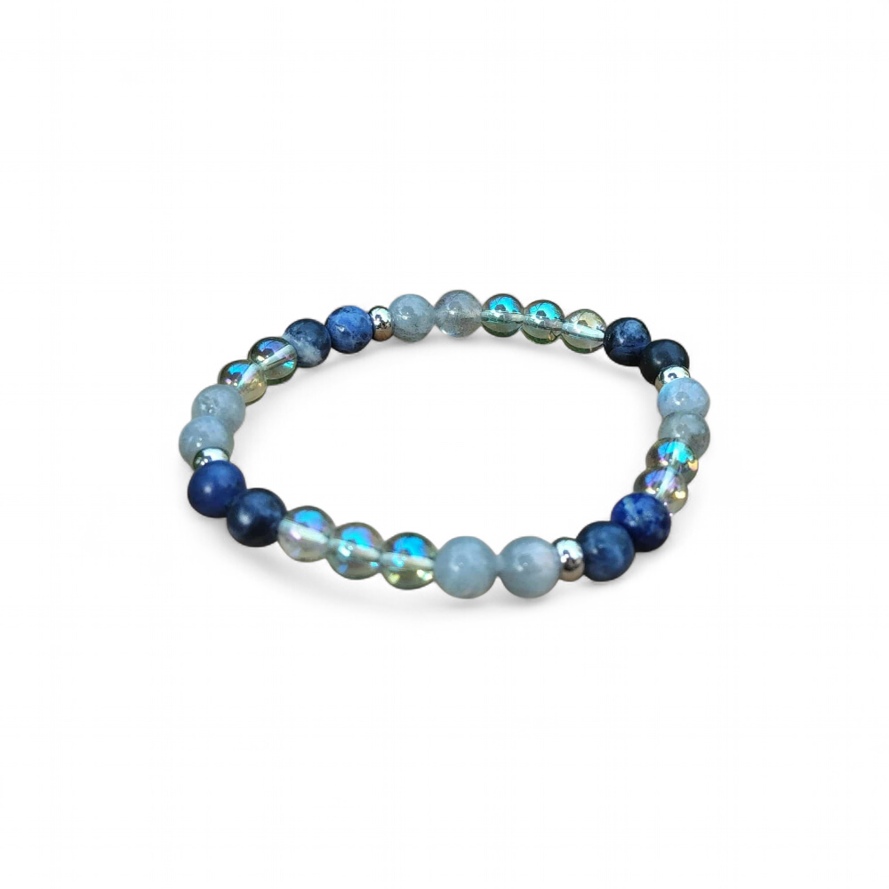 Bracelet Intuition sur fond blanc, perles bleu-gris aux reflets irisés en labradorite et aqua aura pour perception subtile et calme intérieur