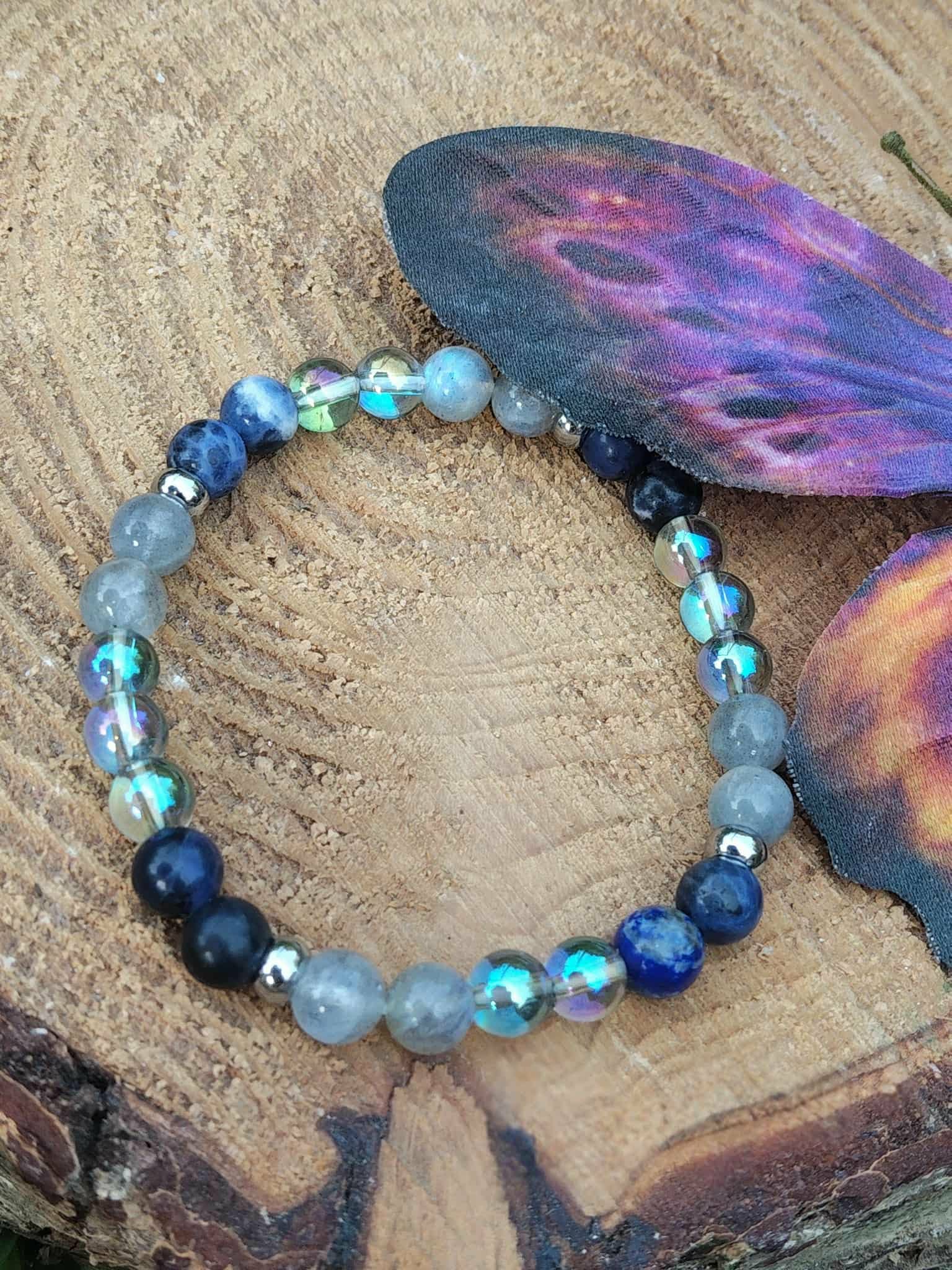 Bracelet Intuition 6 mm sur rondin de bois brut avec galet violet irisé, écoute intérieure, vision claire et fluidité des pensées