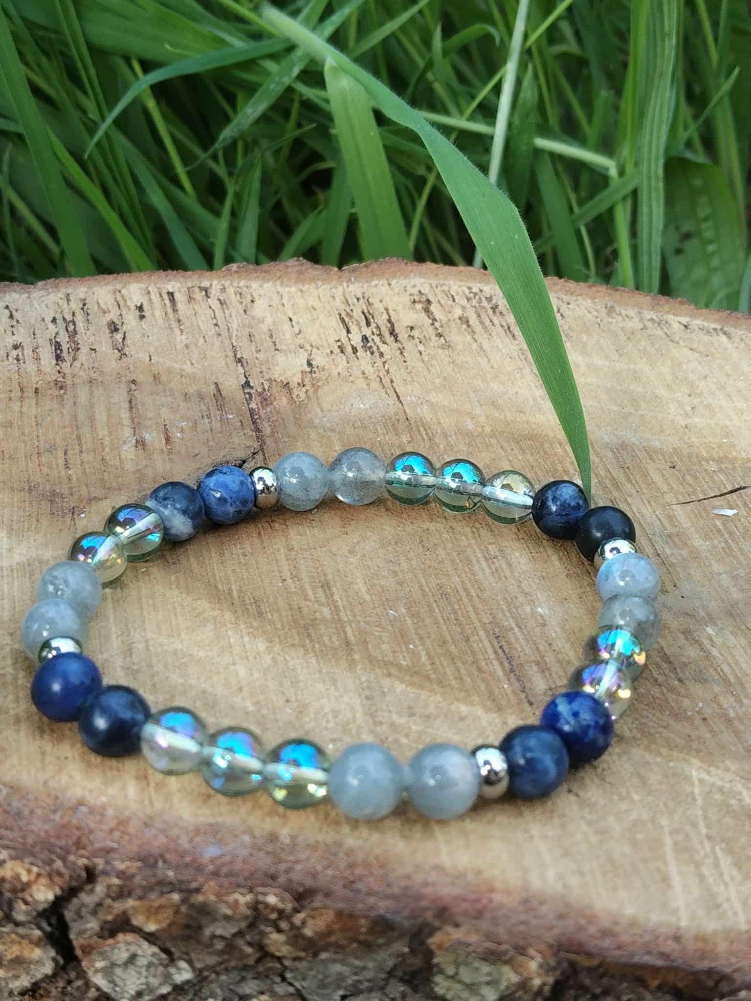 Bracelet Intuition 6 mm sur rondin de bois avec herbes vertes, labradorite et aqua aura pour lucidité, assurance intuitive et esprit plus clair