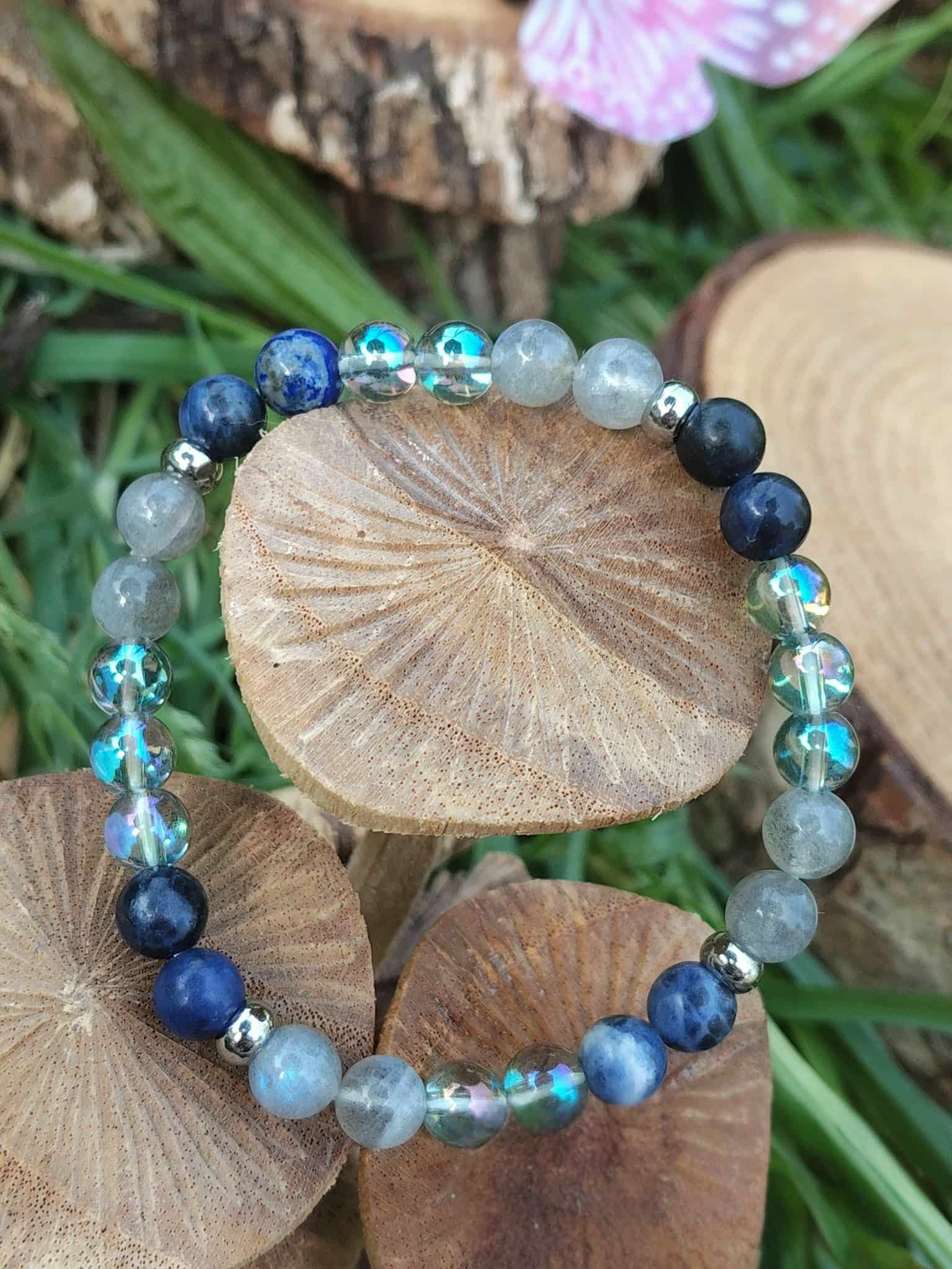 Bracelet Intuition 6 mm sur tranche de bois avec champignon et herbe, reflets bleus irisés pour guidance intérieure et réflexion sereine