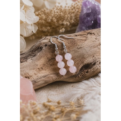 Boucles d’oreilles Quartz Rose sur bois flotté avec fleurs séchées, douceur du cœur et réconfort symbolique.