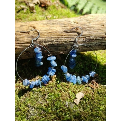 Boucles d'oreilles créoles cyanite création Magic Gaïa sur mousse et bois, pierres bleues associées à l'apaisement et l'expression.