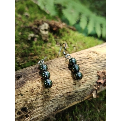 Boucles d’oreilles hématite création Magic Gaïa sur bois moussu, perles gris métallisé, protection énergétique symbolique.