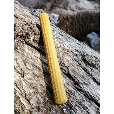 Bougie roulée en cire d’abeille gaufrée sur bois brut en pleine nature, pour rituel, détente et bienfaits condensateur fluidique