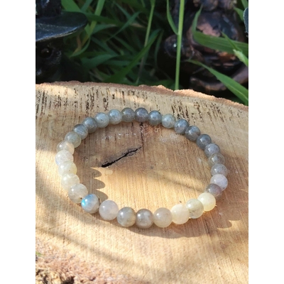 Bracelet labradorite 6 mm sur rondin de bois en décor naturel, perles grises aux reflets bleutés, protection et lucidité