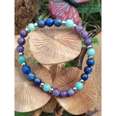 Bracelet Angoisse en lapis lazuli, lépidolite et amazonite sur champignons en décor forêt, apaisement émotionnel et retour au calme