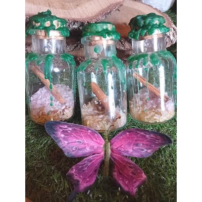 Spell jar abondance, fioles en verre avec cire verte, bâton de cannelle, décor mousse, énergie prospérité, Magic Gaïa