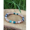 Bracelet bien-être 6 mm création Magic Gaïa sur bois brut avec herbe floutée, pierre de soleil pêche, lapis-lazuli, apatite et cristal de roche pour élan positif et expression sereine