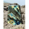 Labradorite forme libre sur rocher côtier en Bretagne, reflets turquoise et dorés pour bouclier énergétique et lucidité.