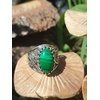 Bague femme en argent 925 filigrané avec cabochon de malachite, posée sur champignon en forêt – ancrage et ouverture du cœur (lithothérapie)