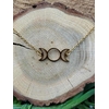 Bracelet triple lune doré en acier inoxydable sur géode blanche, herbes vertes