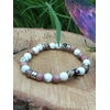 Bracelet déblocages émotionnels en howlite et rhodonite sur décor naturel, apaisement du stress et retour à l’équilibre intérieur