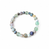 Bracelet chakra Ajna sur fond blanc, perles naturelles labradorite, fluorite et merlinite, lucidité mentale et perception subtile