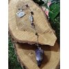 Pendule personnalisé en améthyste naturelle avec chaîne argentée, perles et breloque carrée, outil de radiesthésie ésotérique posé sur tranches de bois en décor nature.