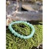 Bracelet aventurine verte 6 mm sur mousse naturelle en Bretagne, perles vertes en pierre naturelle pour apaisement émotionnel et harmonie du cœur.