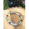 Bracelet fluorite verte et violette en pierres naturelles posé sur rondin de bois, bijou de lithothérapie Magic Gaïa pour clarté mentale et équilibre émotionnel.