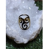 Bague Triskell en acier inoxydable doré, bijou celtique de protection et d’harmonie, posée sur une géode blanche – bague ésotérique Magic Gaïa