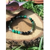 Bracelet Fibromyalgie sur rondin de bois, perles noires et vertes en pierres naturelles pour ancrage profond et protection douce