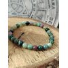 Bracelet Agate Indienne 6 mm sur support en bois gravé, perles rondes multicolores vert, gris et noir, clarté émotionnelle et force tranquille