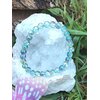Bracelet Aqua Aura 6 mm posé sur amas de quartz, perles irisées bleu ciel pour inspiration, intuition fine et échange fluide