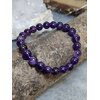 Bracelet en perles rondes 8 mm bleu nuit violet, monté sur élastique, posé sur une écorce de bois avec décor naturel ; protection énergétique, ancrage, apaisement, clarté mentale.