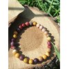 Bracelet mookaïte 6 mm sur rondelle de bois et planche brute avec feuillage vert, perles ocre et prune pour ancrage, motivation durable et discernement
