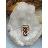 Bague réglable acier inoxydable doré, motif Triskell, sur amas de quartz; symbole celtique d’équilibre, cycles et protection.