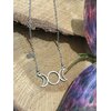 Collier triple lune argenté posé sur une tranche de bois, pendentif lunaire en acier inoxydable au style ésotérique