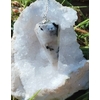 Pendule péristérite (pierre de lune) facettée personnalisable sur demande, sur amas de quartz blanc, décor nature, radiesthésie, intuition, clarté, apaisement