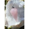 Pendule en quartz rose facetté personnalisable sur demande, chaîne argentée, posé sur amas de quartz blanc, décor naturel (mousse/herbes), radiesthésie/divination, douceur, apaisement, amour de soi, réconfort, harmonie émotionnelle