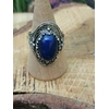Bague filigrane en argent 925, lapis lazuli bleu intense au centre, présentoir en bois, arrière-plan doux, pour favoriser confiance et expression.