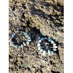 Boucles d’oreilles Magic Gaïa en larimar et aqua aura posées sur roche granitique bretonne texturée, perles bleu ciel et blanches en cercle, ambiance naturelle, évoquant douceur, intuition et équilibre émotionnel