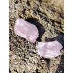 Deux quartz rose bruts posés sur rocher granitique texturé en lumière naturelle douce, pierres naturelles évoquant la sensibilité apaisée, la consolation et la sérénité intérieure.