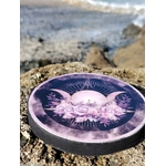 Brûleur d’encens violet motif Triple Lune posé sur un rocher face à la mer en Bretagne, idéal pour une fumigation douce et une ambiance apaisante