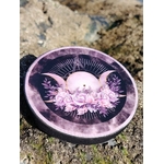 Brûleur d’encens violet Triple Lune posé sur rocher en bord de mer, photo en Bretagne, pour fumigation douce et atmosphère apaisante