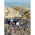 Boucles d’oreilles elfique Magic Gaïa en améthyste et sélénite, pendantes sur rochers en bord de mer en Bretagne, pour sérénité et clarté.