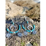 Boucles d’oreilles Atlante en apatite, création Magic Gaïa, photographiées sur roche en bord de mer en Bretagne, pour une énergie d’apaisement et de communication.