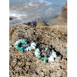 Boucles d’oreilles Ombre et Lumière, création Magic Gaïa, perles turquoise et blanches sur rocher breton face aux vagues, pour apaisement, confiance et clarté.