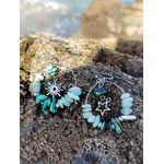 Boucles d’oreilles Ombre et Lumière, création Magic Gaïa, perles turquoise et blanches avec breloques étoile et soleil, sur rocher en Bretagne, pour apaisement et harmonie.