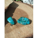 Deux galets de chrysocolle bleu-vert sur bois clair avec ombre douce, pierres roulées aux reflets lumineux liées au discernement, à la paix intérieure et à la présence à soi.