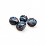 Quatre pierres roulées de grenat almandin rouge sombre sur fond blanc, reflets profonds et finition polie, pierres naturelles reliées à la vitalité, à l’assurance et à l’élan intérieur.
