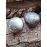 Deux pierres roulées de pyrite aux reflets métalliques dorés posées sur du bois craquelé, éclats lumineux, pour inviter à la protection, la confiance en soi et la clarté mentale.