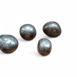 Quatre pierres roulées de pyrite aux reflets métalliques, détourées sur fond blanc, pour inviter à la protection, la confiance en soi et la clarté mentale.