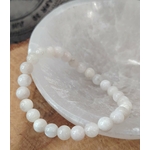 Bracelet péristérite 6 mm blanc nacré sur amas de quartz blanc en décor naturel, écoute de soi et apaisement.