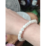 Bracelet péristérite 6 mm porté au poignet sur décor boisé flou, pierre naturelle de discernement et équilibre émotionnel.