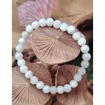 Bracelet péristérite (pierre de lune arc-en-ciel) 6 mm, sur tranche de bois avec champignons en bois et papillon rose, apaisement, intuition, équilibre émotionnel.