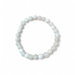 Bracelet pierre de lune arc-en-ciel péristérite 6 mm sur fond blanc, perles naturelles aux reflets bleutés, intuition et sérénité.